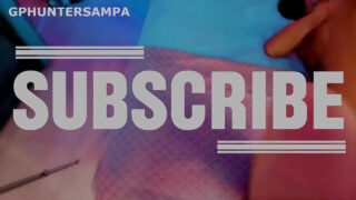 Gostosa com seios fartos engole o pau enorme do cara bem dotado e implora por uma foda anal bruta