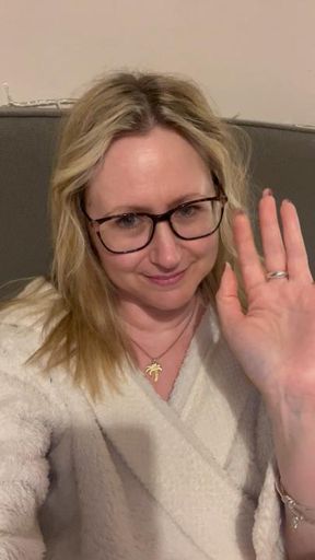 Sneaky MILF slyly masturbating & cumming hard! 😈