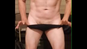 Bailando sexy en traje de ba&ntilde_o y desnudandome al ritmo del baile.