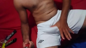 Pauz&atilde_o duro no shorts branco