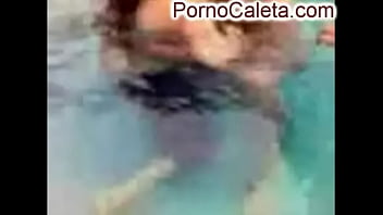 La ZORRA del barrio en la piscina - 2 min