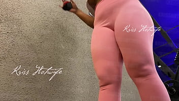 Blusa folgada sem suti&atilde_ na academia / Blusa solta sem suti&atilde_ na academia