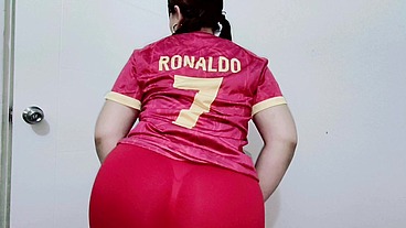 Fan de Cristiano Ronaldo se pone su jersey y después se desnuda completamente mostrando todo su culo abierto vagina y senos ante la cámara