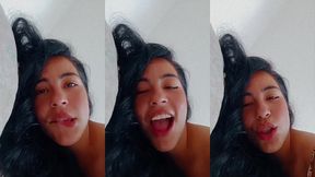 morena gostosa batendo siririca