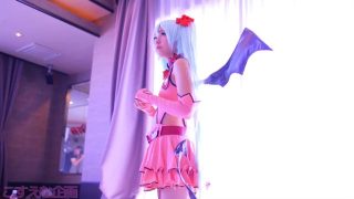 Der Cosplayer Sweet Devil Miku wird von zwei maskierten Männern gefingert