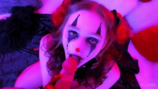 Clown sfacciata si inginocchia per un pompino profondo e un&#39;esibizione facciale in POV