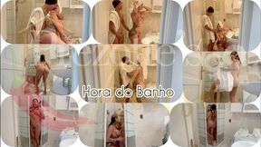 hora do banho, traicao de macho casado dotado 22 safado botando a trans pra mamar no banheiro.