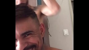 Mamando o barbeiro dotadao depois do corte de cabelo