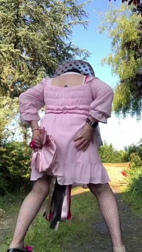 In outfit with a little pink dress and a hat for an evening party.
