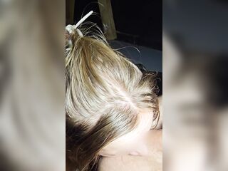 Sumisa española limpia el culo de su amo