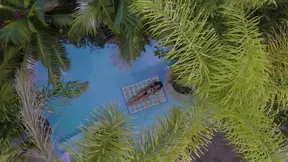 Vixen Mia splits and sucks her muscular gymnastic instructor