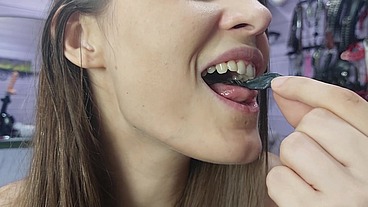 Black bubble gum loud chewing (asmr)