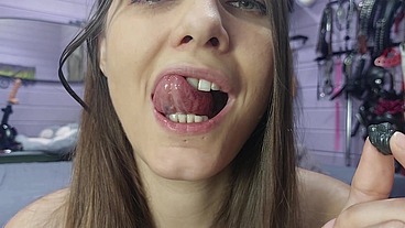 Black bubble gum loud chewing (asmr)