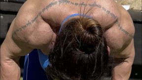 FBB WORKOUT SHOULDERS TRAPS BACK MASSIVE BIG OFFSEASON BULKING MASSIVE SIZE PUMPED MUSCLES WORKOUT UNDER SUNNY DAY