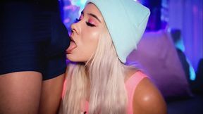 Horny blonde is desperate to put her boyfriend'_s cock in her mouth