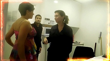 ESPOSA INFIEL , SE COJE AL PLOMERO , AL CUÑADO, AL MARIDO Y PROPONE INTERCAMBIO DE PAREJA COMPLETO
