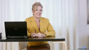 Office babe exposes her big nipples during a break