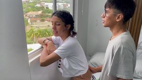 Hermanastra espera al lado de la ventana &mdash;  listo para recibir una follada intensa