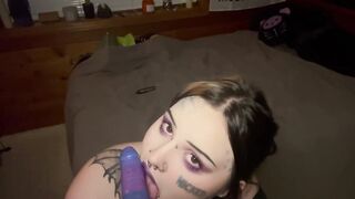 chubby metal chick gushes on her bed