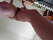 Latine sexy nue dans la cuisine. Femme sexy nue prépare à manger dans la cuisine.