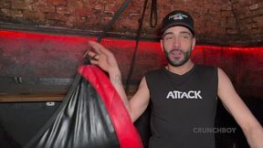 deux beaux mecs espagnols baisent bareback dans une backroom de madrid