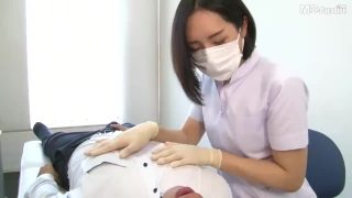 Cosplayer dentista le hace una paja a un paciente con su máscara y guantes de látex