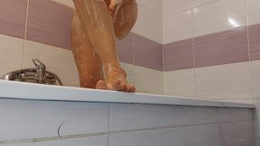 Une brune sexy et chaude prend un bain moussant  Femme amateur chatte poilue &mdash;  gros seins &mdash;  gros téton