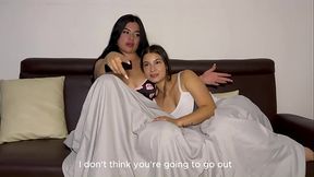 Morena BBW de Enormes Tetas Pide a su Hermanastra Cachonda Latina que le Deje Follar su Estrecho Co&ntilde_o Rosado con sus Dedos