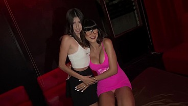 Karol smith se encuentra con Mías Marín en un bar sw