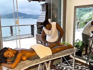 I only asked for a massage... but when it's us, it's never just that. My husband red every detail, the atmosphere, the touch... and little by little the connection became stronger.