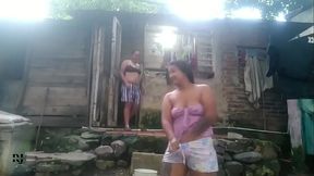 me pone muy cachonda mi hermanastra con ese culo grande que tiene, no aguanto la calentura y empiezo a masturbarla en el patio de nuestra casa humilde