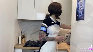 La cosplayeuse Android Kara satisfait les besoins de son propriétaire