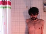 Me hago una rica paja en la ducha hasta sacarme toda la leche