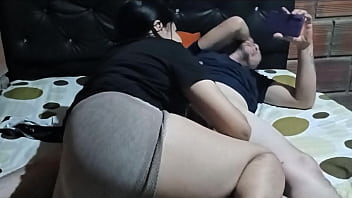 Linda universitaria con un co&ntilde_o muy bonito se pone muy cachonda en la habitaci&oacute_n de su padrastro ( CASERO REAL)
