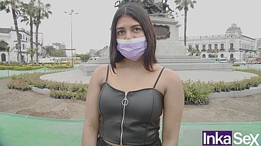 Venezolana sumisa de 18 años recibe su primera perforada anal en las calles de Lima