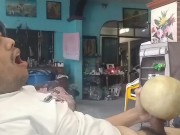 HOMBRE JOVEN SE COGE UN MELÓN ESTRECHO CON SU VERGA DE 18CM 🍆🍈