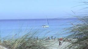 Amateur Blonde Lucy Masturbates on the Beach