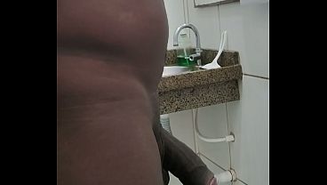 Entrei escondido no banheiro da chefe pra mijar