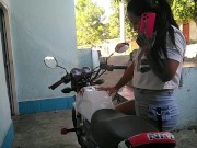 tengo sexo oral con el mecánico mientras mi esposo trabaja