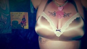 Tattooed Bbw wife let&#039;s huge heavy hangers out of 40G bra