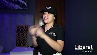 Jugando con mi esposa y su mejor amiga, me terminan mamando las verga ambas