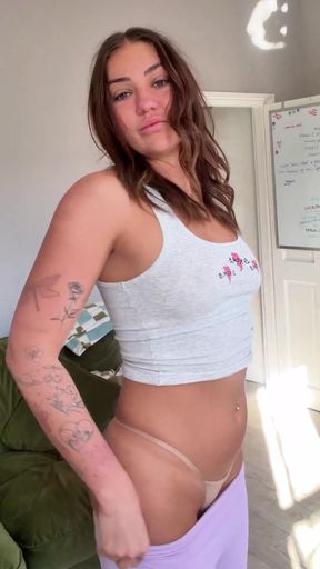 Amateur onlyfan shows off her ass