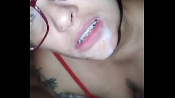 Depois da ruiva chupar muita pica no swing ela leva gozada do marido