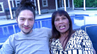 Зріла азіатська матуся з пірсингом приймає великий член, щоб трахнути в анал, від Коннора Кеннеді на свіжому повітрі