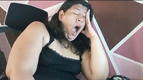 Yawns in front of the screen - Tired day at work
