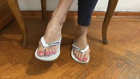 BIG FEET IN FLIP-FLOPS TEASING TOE WIGGLING AND TOE TAPPING - MP4 HD