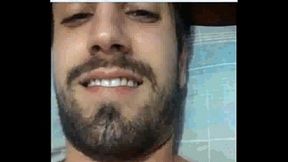 Policia metro con las manos en la masa