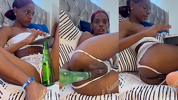 Putita negra se mete una botella por su culo