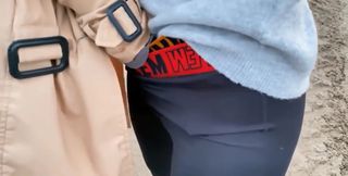deux coquines sucent un mec dans un petit chemin