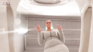 La salope se fait sodomiser violemment et reçoit une éjaculation faciale bien salissante.